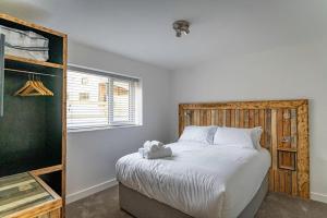 Ashenhurst, woodland lodge with hot tub for 4