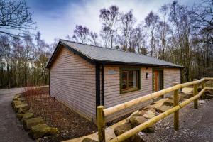 Ashenhurst, woodland lodge with hot tub for 4