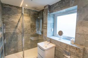 Ashenhurst, woodland lodge with hot tub for 4