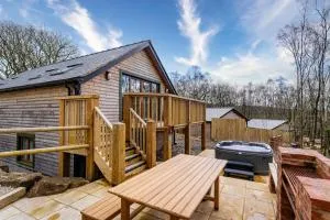 Derwent, woodland lodge with hot tub for 6 - Cauldon