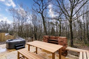 Derwent, woodland lodge with hot tub for 6