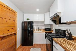 NEW Cozy Coy Cabin with Hot Tub & AC