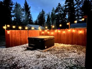 NEW Cozy Coy Cabin with Hot Tub & AC