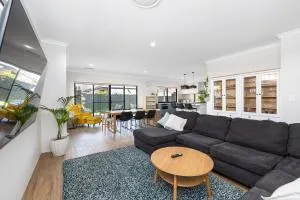 Family Friendly Close 2 Airport, Optus, Crown & City - Cannington