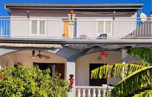 Cozy Apartment In Srima With Wifi 