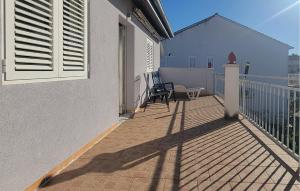 Cozy Apartment In Srima With Wifi 