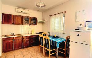 Cozy Apartment In Srima With Wifi 