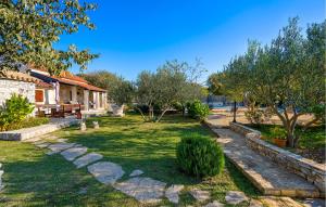 2 Bedroom Lovely Home In Konjevrate 