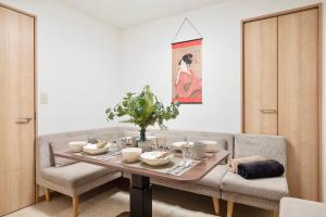 Tsudoi 集 - 5 Bed Rooms, 11 PAX, 2 Bathrooms, 1hr to KIX, 30min to Namba, 2-bldg Connecting House, Self-check-in Property, Quiet Neighborhood Stay, Perfect for Families & Business Guests, Extended Stay Perks