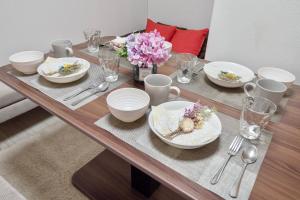 Tsudoi 集 - 5 Bed Rooms, 11 PAX, 2 Bathrooms, 1hr to KIX, 30min to Namba, 2-bldg Connecting House, Self-check-in Property, Quiet Neighborhood Stay, Perfect for Families & Business Guests, Extended Stay Perks