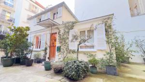Small duplex house in Batignolles