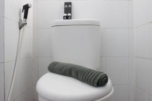 Minimalist Studio Room at Gateway Ahmad Yani Cicadas Apartment By Travelio