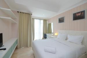 Homey and Comfy Studio Room at Menteng Park Apartment By Travelio