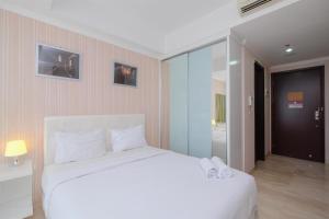 Homey and Comfy Studio Room at Menteng Park Apartment By Travelio