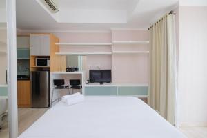 Homey and Comfy Studio Room at Menteng Park Apartment By Travelio