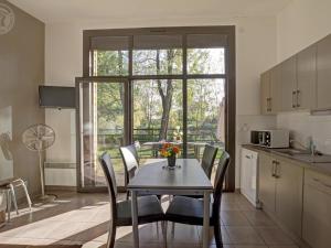 Maisons de vacances Chalets confortables au bord d'un etang avec terrasse, jardin et nombreuses activites. - FR-1-496-78 : photos des chambres