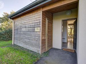 Maisons de vacances Chalets confortables au bord d'un etang avec terrasse, jardin et nombreuses activites. - FR-1-496-78 : photos des chambres