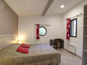 Maisons de vacances Chalets confortables au bord d'un etang avec terrasse, jardin et nombreuses activites. - FR-1-496-78 : photos des chambres