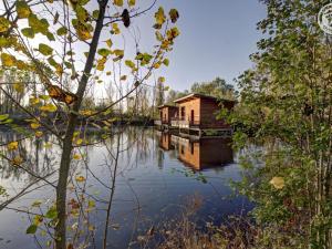 Maisons de vacances Chalets confortables au bord d'un etang avec terrasse, jardin et nombreuses activites. - FR-1-496-78 : photos des chambres