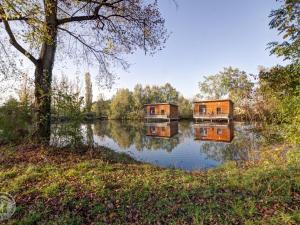 Maisons de vacances Chalets confortables au bord d'un etang avec terrasse, jardin et nombreuses activites. - FR-1-496-78 : photos des chambres