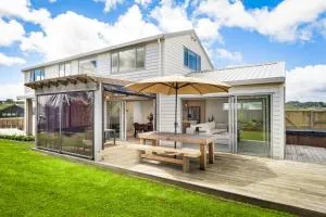 Seabreeze Escape - Snells Beach Holiday Home - Sandspit