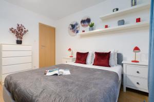 Lumina I 2BR Apartment with Balcony I Parking I Center of Warsaw