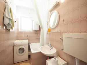 Apartments Mira - One Bedroom Apartment with Balcony A2
