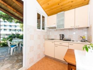 Apartments & Rooms Jokovic-Comfort Studio Apartment with Terrace and Partial Sea View SOBA 1