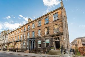 Spectacular 2 bed, 2 bath in Edinburgh City Centre