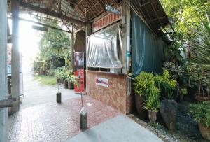 RedDoorz Hostel at Megans Paradisio Beach Resort