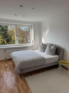 Quiet Family Apartment - 10 min to Center & Oktoberfest - Free Parking - Balcony - near Nymphenburg Palace & Botanical garden