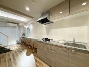 Clio Matoba by b hotel - 10-min Walk to Station Spacious Stay for 8 Guests