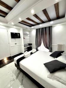 Small Double or Twin Room room in Relais Parlamento