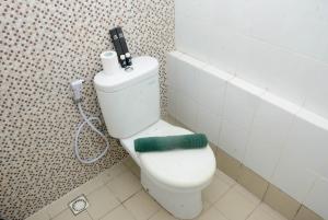 Fully Furnished with Cozy Design Studio Bassura City Apartment By Travelio