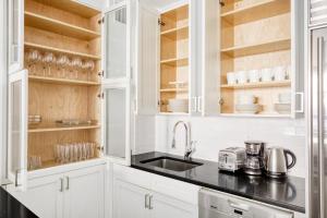 Chelsea 2br w balcony elevator nr train NYC-693