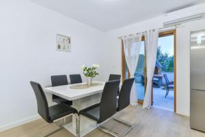 Villa with roof terrace 50 meters from the beach- by TA Leut Agency