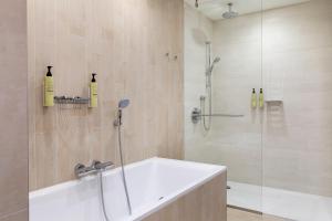 One Bedroom Suite with 1 Kingsize Bed and Sofabed room in Element Amsterdam