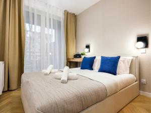 Luxury two-bedroom apartment with terrace by Tyzenhauz