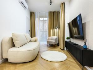Luxury two-bedroom apartment with terrace by Tyzenhauz