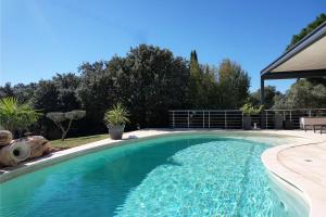 very pretty contemporary villa with pool located in Aureille in the alpilles, close to the center on foot. sleeps 4.
