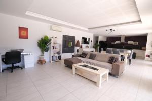 very pretty contemporary villa with pool located in Aureille in the alpilles, close to the center on foot. sleeps 4.