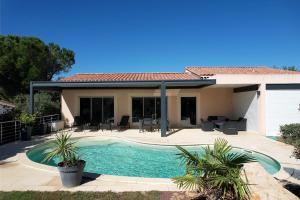 very pretty contemporary villa with pool located in Aureille in the alpilles, close to the center on foot. sleeps 4.