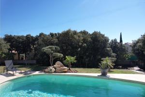 very pretty contemporary villa with pool located in Aureille in the alpilles, close to the center on foot. sleeps 4.