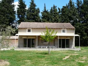 air-conditioned family house with fenced pool in fontvieille in the alpilles, sleeps 8