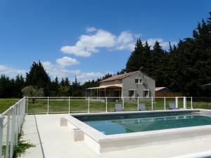 Maisons de vacances air-conditioned family house with fenced pool in fontvieille in the alpilles, sleeps 8 : photos des chambres