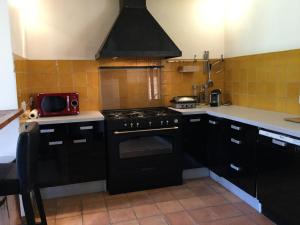 Maisons de vacances air-conditioned family house with fenced pool in fontvieille in the alpilles, sleeps 8 : photos des chambres