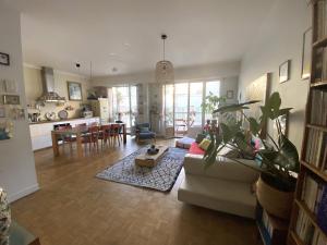 Sunny apartment Garibaldi Port, FREE Private parking