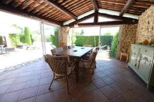 Very pleasant vacation rental with heated pool in the Luberon