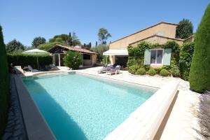 Very pleasant vacation rental with heated pool in the Luberon