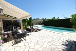 Very pleasant vacation rental with heated pool in the Luberon